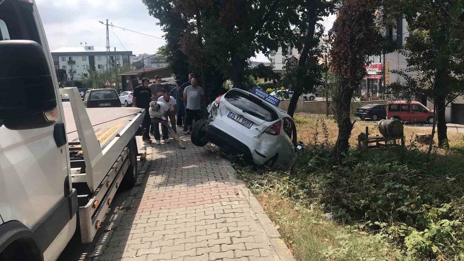 Otomobil Apartmanın Bahçesine Devrildi: Sürücüsü Yaralandı