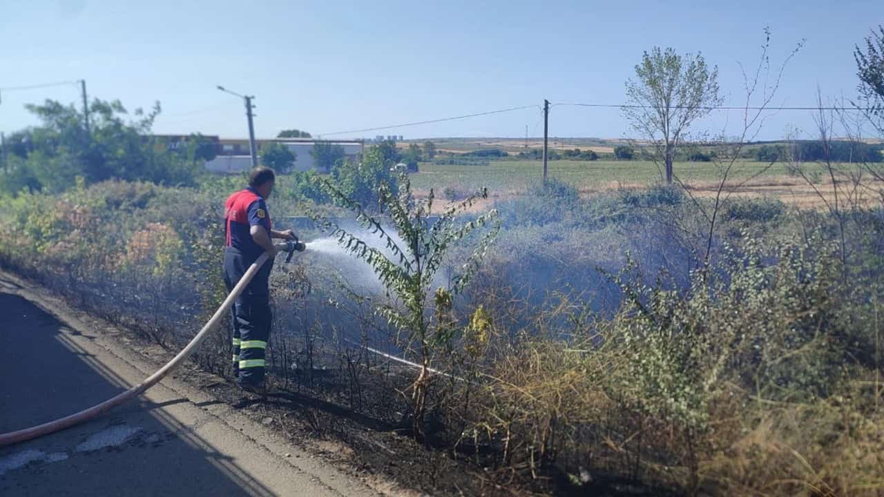 Lalapaşa'da Bir Tarlada Başlayan Yangın Meyve Bahçesine Sıçradı