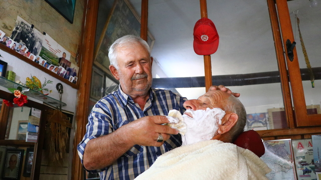 Tekirdağ'ın Dilsiz Berberi Müşterilerinin Fotoğraflarını Sergiliyor