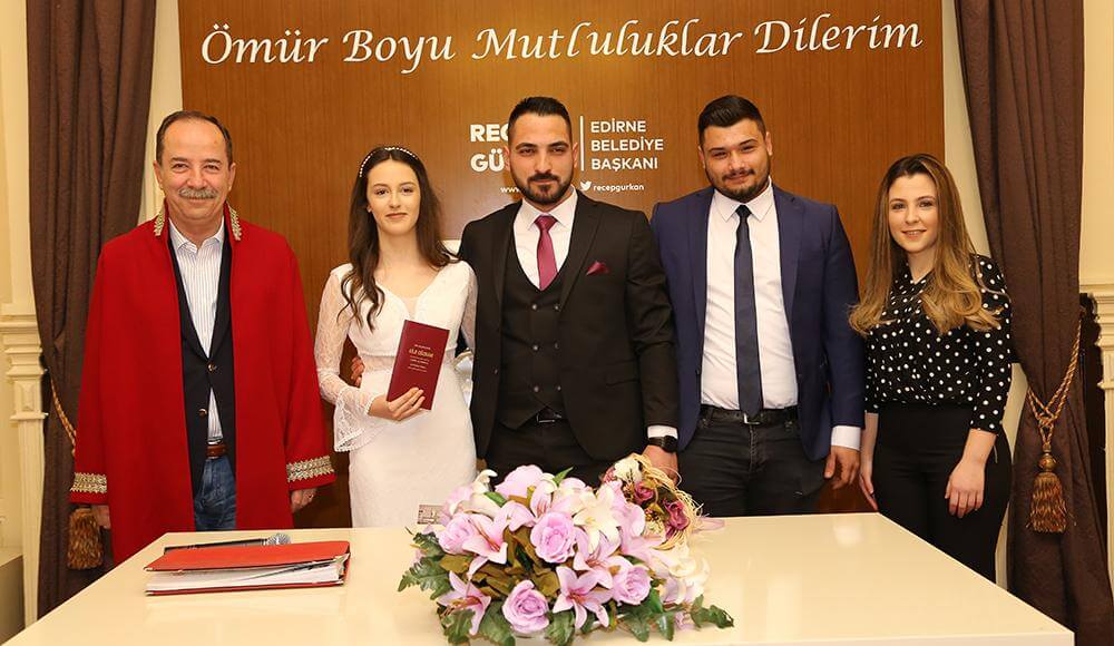 Sevgililer Günü’nde 7 çift 'evet' dedi