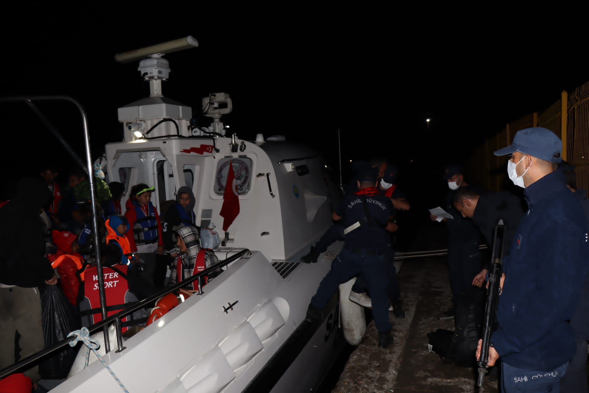 121 Düzensiz Göçmen Yakalandı, 40 Göçmen Kurtarıldı