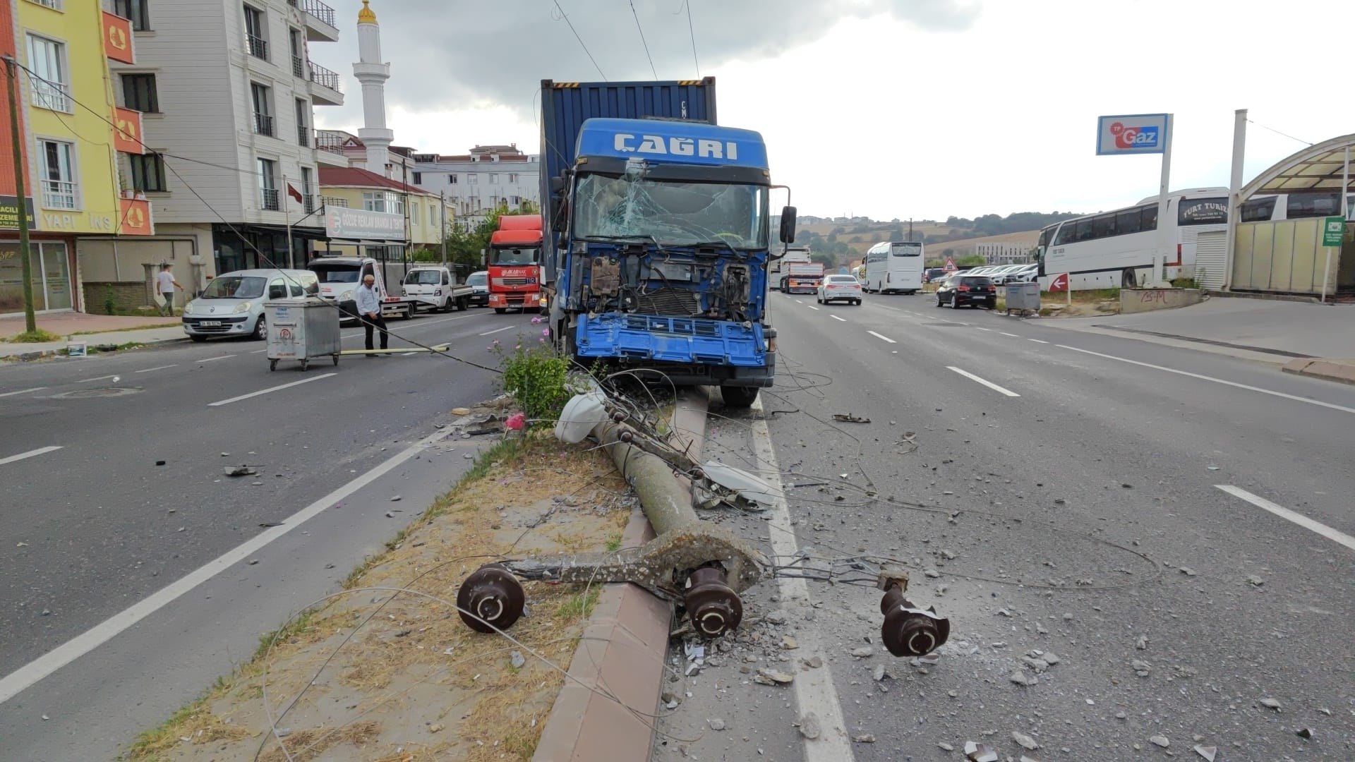 Çerkezköy'de Kontrolden Çıkan Tır Elektrik Direğini Devirdi