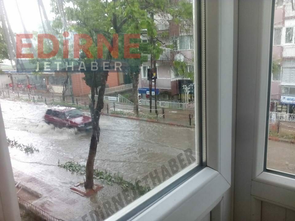 Edirne'de Dolu ve Sağanak Yağış Etkili