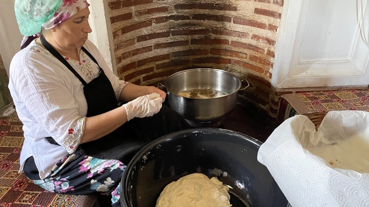 Edirne'de Mevlit Kandili Dolayısıyla Lokma Ve Helva Dağıtıldı