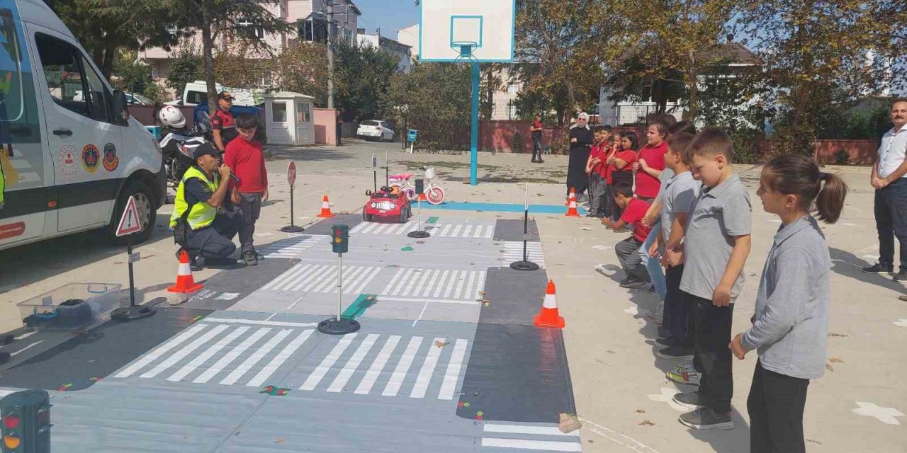 Tekirdağ'da Öğrenciler Mobil Trafik Eğitim Aracında Bilgilendirildi