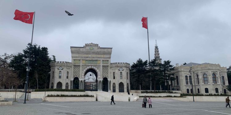 İü'nün Tarihi Ana Kapısı Farkındalık İçin Işıklandırıldı