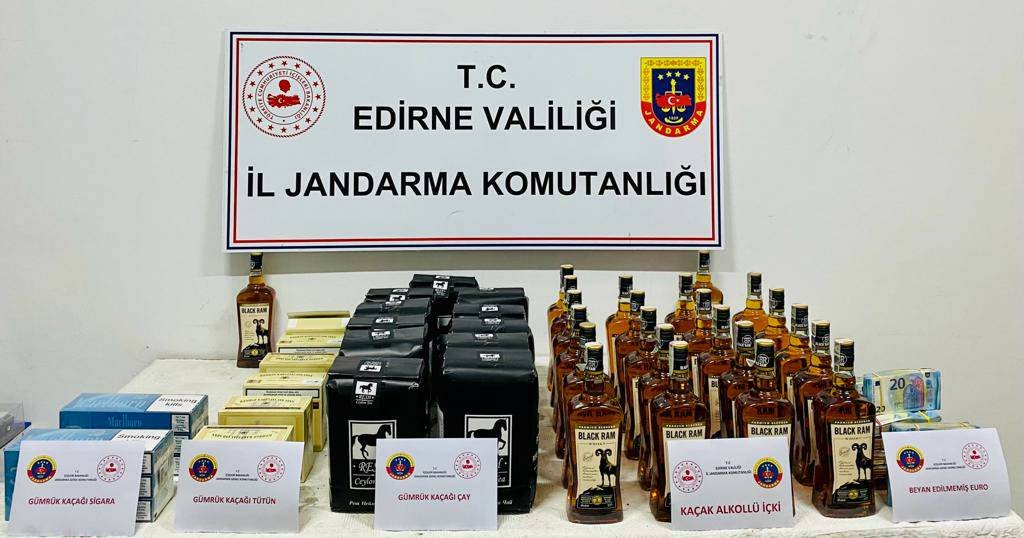 Edirne'de Bir Otobüste 48 Bin Avro İle Kaçak İçki Ve Tütün Ele Geçirildi