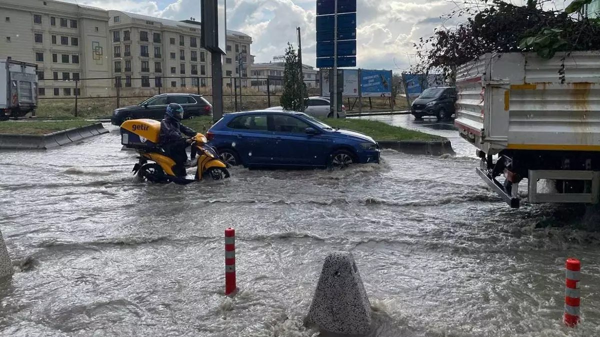 İstanbul'da Araçlar Yollarda Mahsur Kaldı