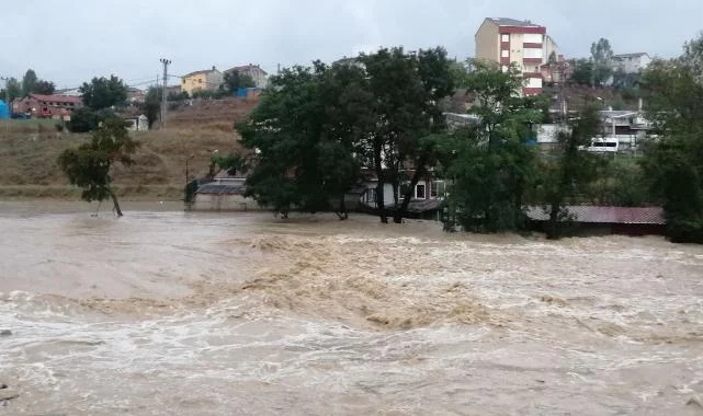 İstanbul'da Kuvvetli Yağış Sebebiyle Toprak Kayması Oldu