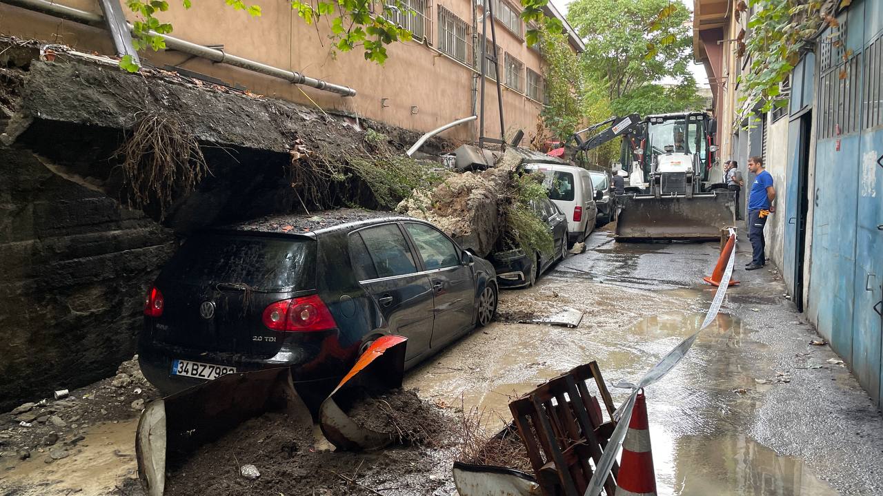 İstinat Duvarı Çöktü: Araçlar Zarar Gördü