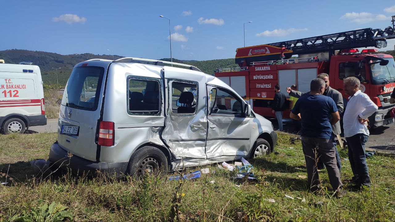 Hafif Ticari Araç İle Otomobil Çarpıştı: 7 Kişi Yaralandı