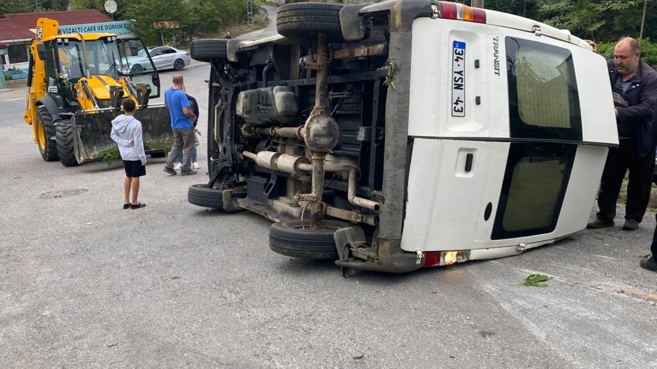 Panelvan Manevra Yaparken Devrildi