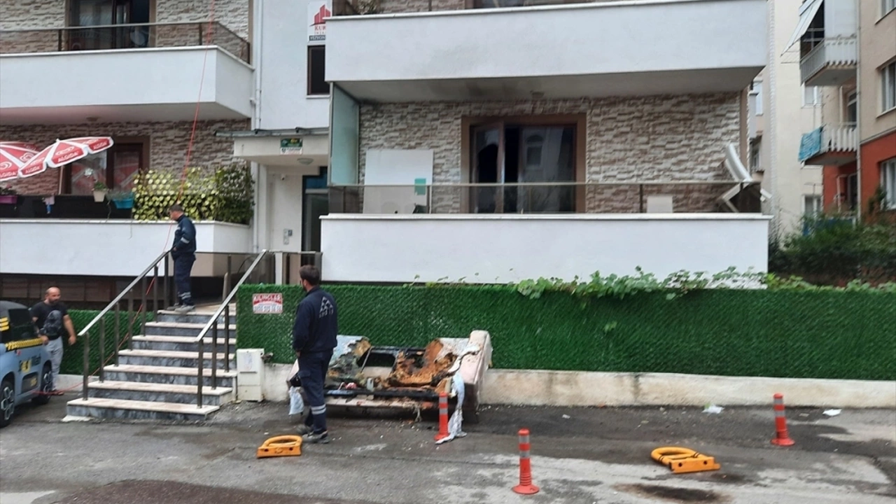 4 Katlı Apartmandaki Dairede Çıkan Yangın Söndürüldü