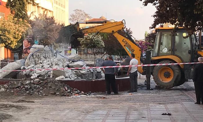 Saraçlar Caddesi'ndeki 'aşk çeşmesi' yıkıldı