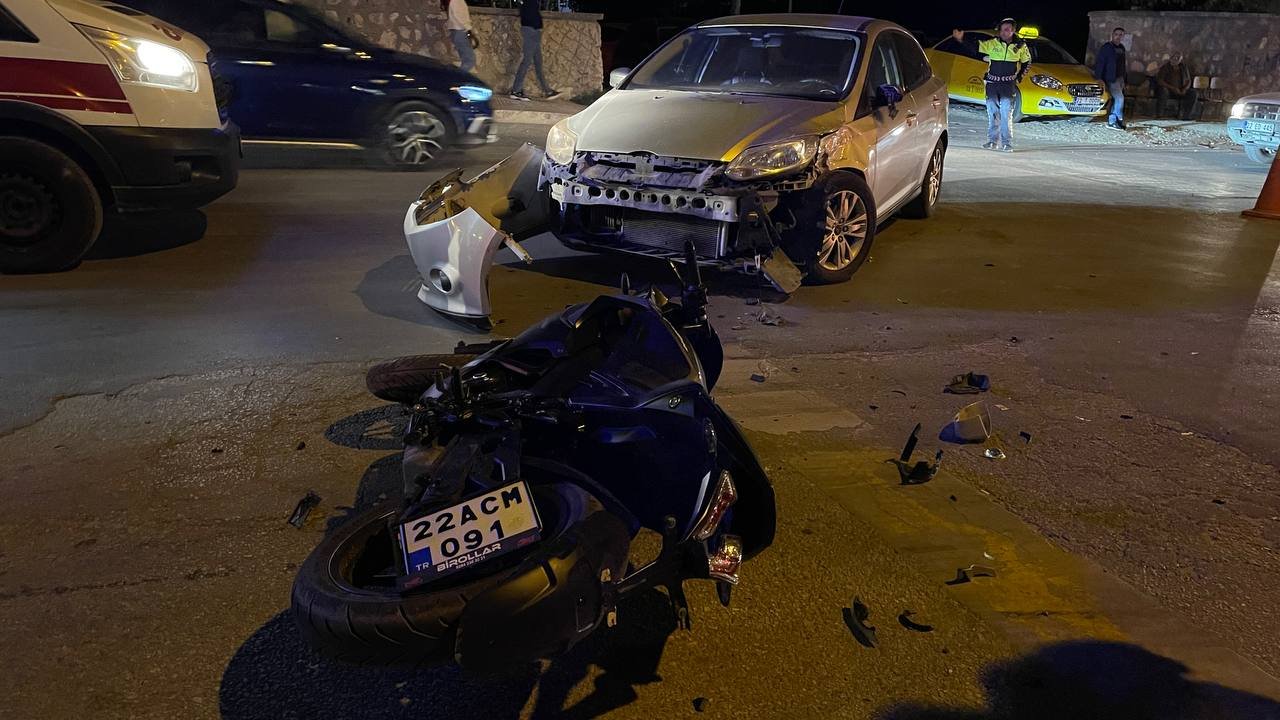 Edirne'de Otomobille Motosikletin Çarpıştı: 1 Yaralı