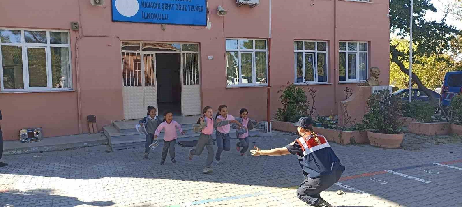 Edirne'deki Jandarma Ekiplerinden Kavacık Şehit Oğuz Yelken İlkokuluna Ziyaret