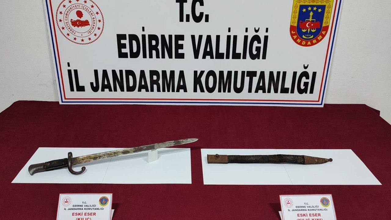 Edirne'de Bir Kişinin Üzerinde Tarihi Olduğu Değerlendirilen Kılıç Ve Kını Ele Geçirildi