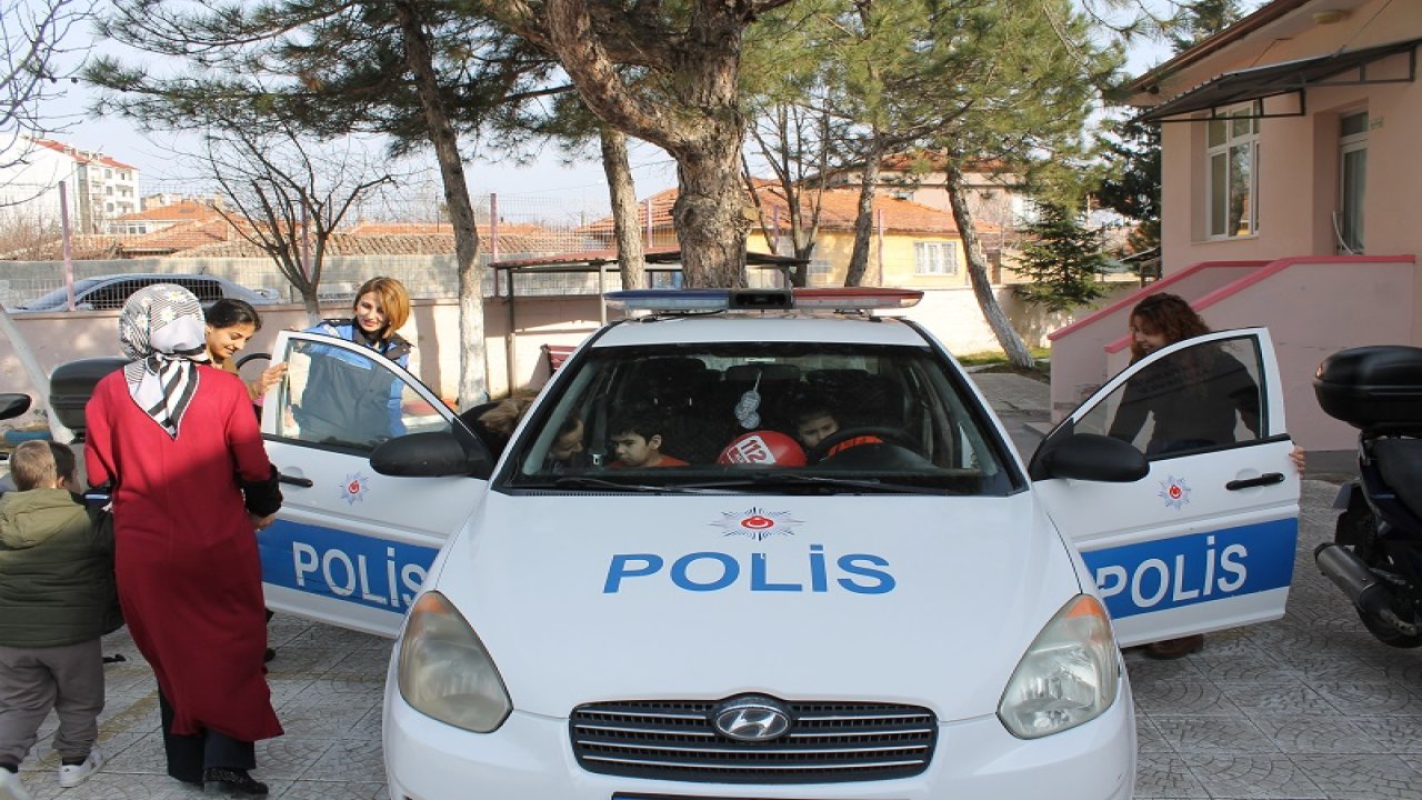 Kırklareli'ndeki Polislerden Anaokulu Öğrencilerine Ziyaret