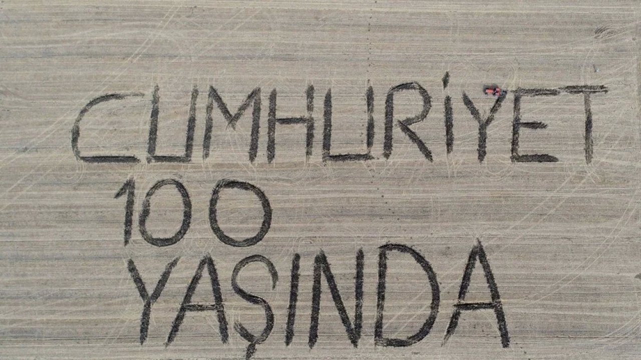 Kırklarelili Çiftçiler Tarlaya "Cumhuriyet 100 Yaşında" Yazdı