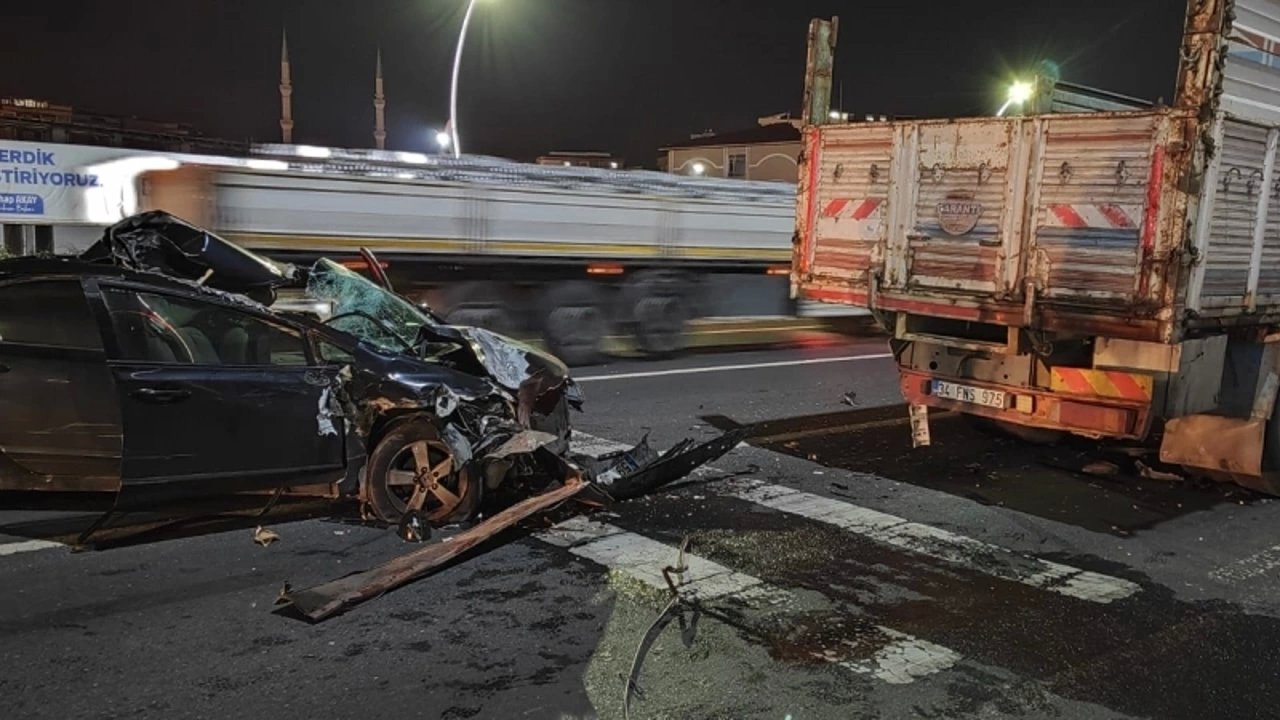 Tekirdağ'da Otomobil Kamyonla Çarpıştı: 4 Yaralı