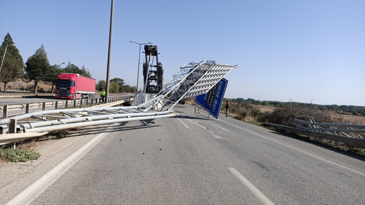 Edirne'de Damperi Açık Kalan Kamyon Yön Tabelasına Çarptı