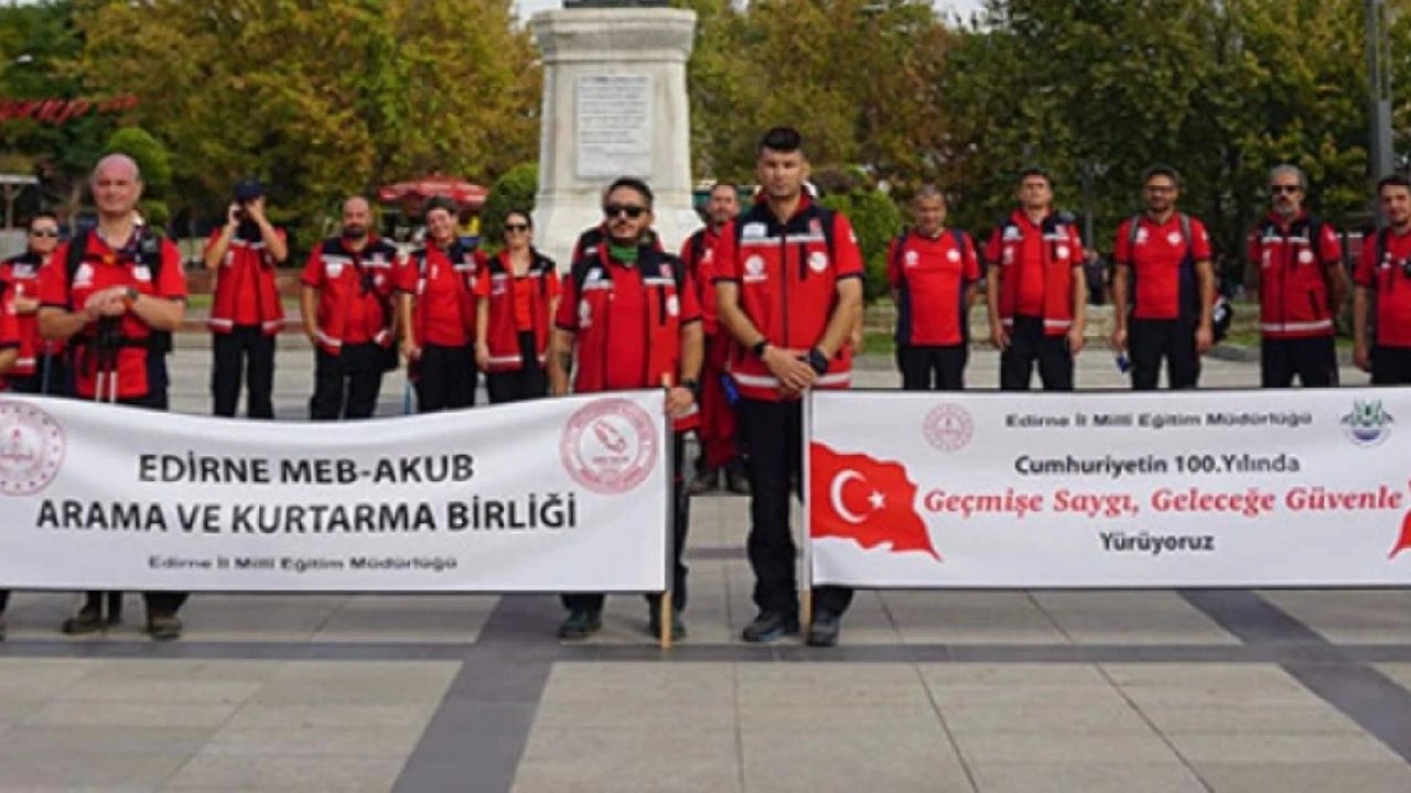 Edirne'de Öğretmenler Cumhuriyet Yürüyüşü Gerçekleştirdi