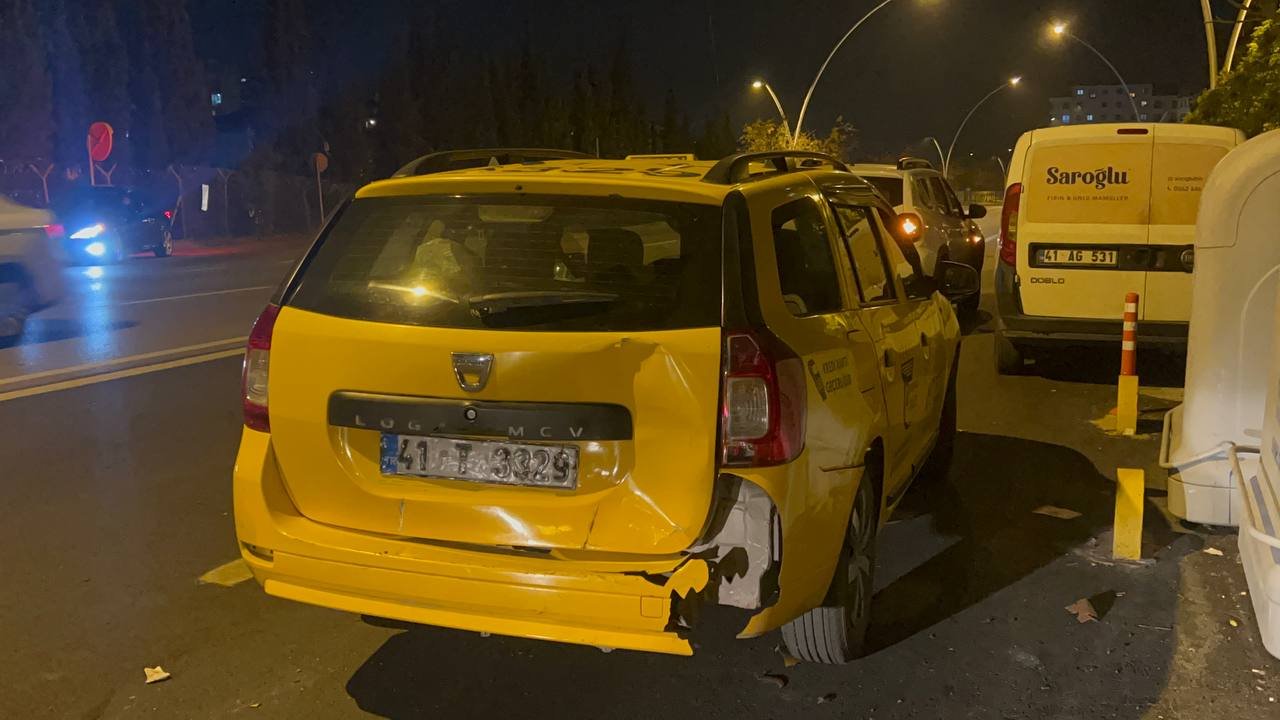 Taksiye Çarpan Motosikletteki 2 Kişi Yaralandı