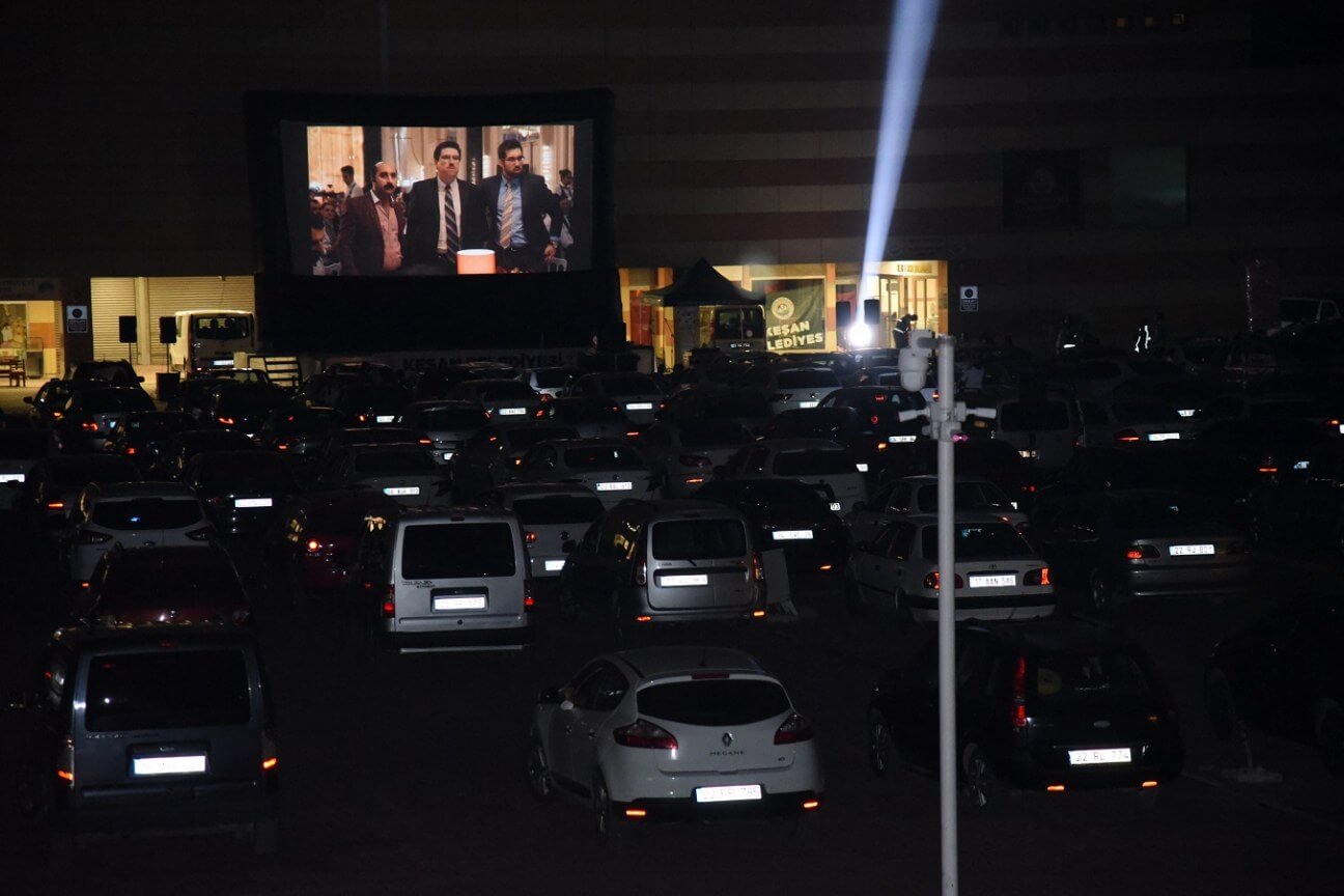 Dünya Sinema Günü'nde arabalı sinema keyfi