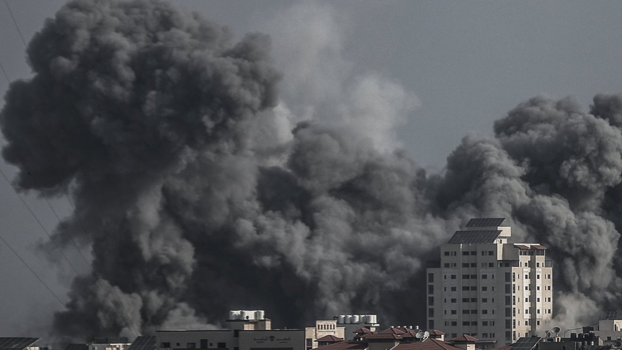 İsrail Savaş Uçakları Gazze Şeridi'ni Gece Boyu Bombaladı
