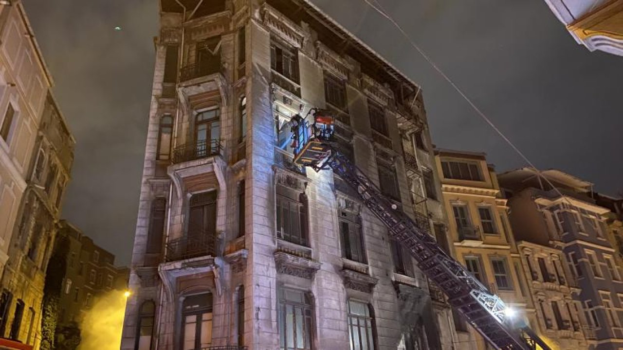 Beyoğlu'ndaki Tarihi Handa Yangın Çıktı