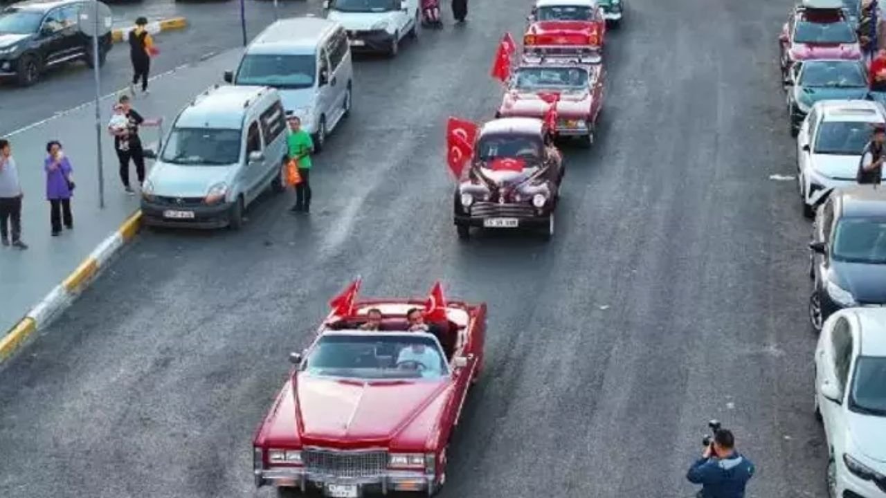 Bağcılar Belediyesi Klasik Otomobillerle Konvoy Yaptı