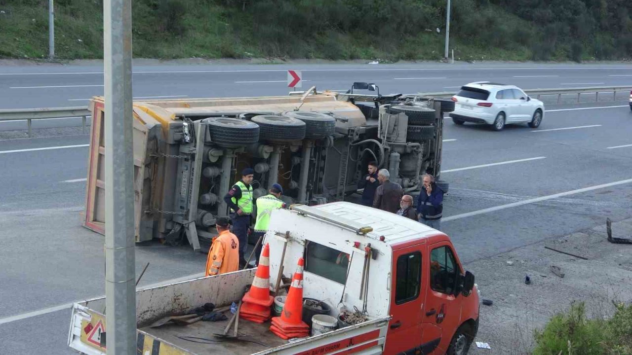 Çekmeköy'de Otomobil İle Kamyonun Çarpıştığı Kazada 2 Kişi Yaralandı