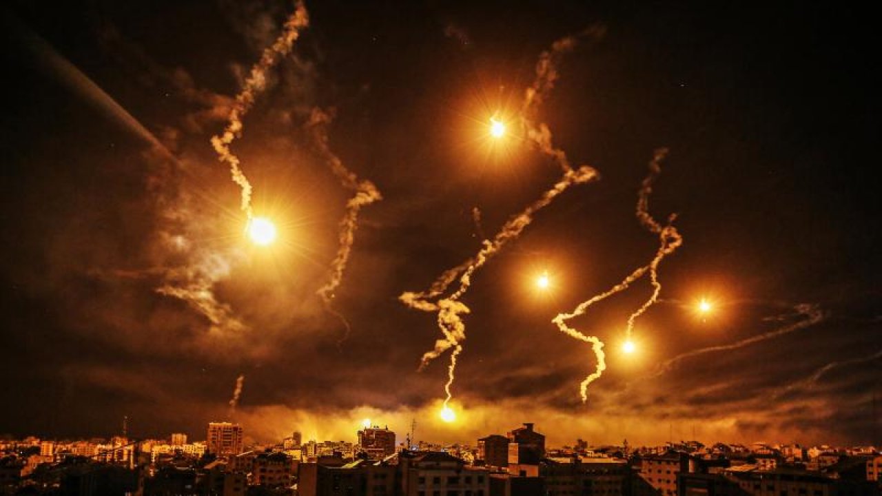 İsrail Gece Boyu Gazze'deki Sivillerin Üzerine Bomba Yağdırdı