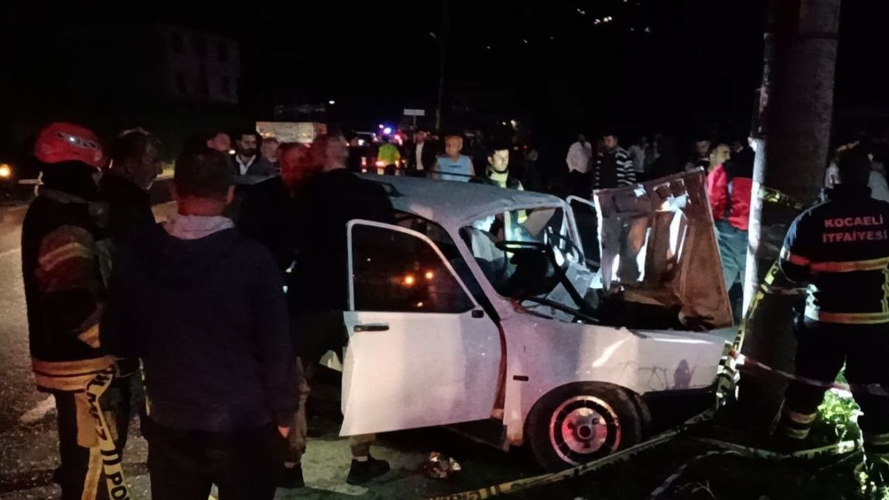 Otomobil Aydınlatma Direğine Çarptı: 4 Kişi Yaralandı