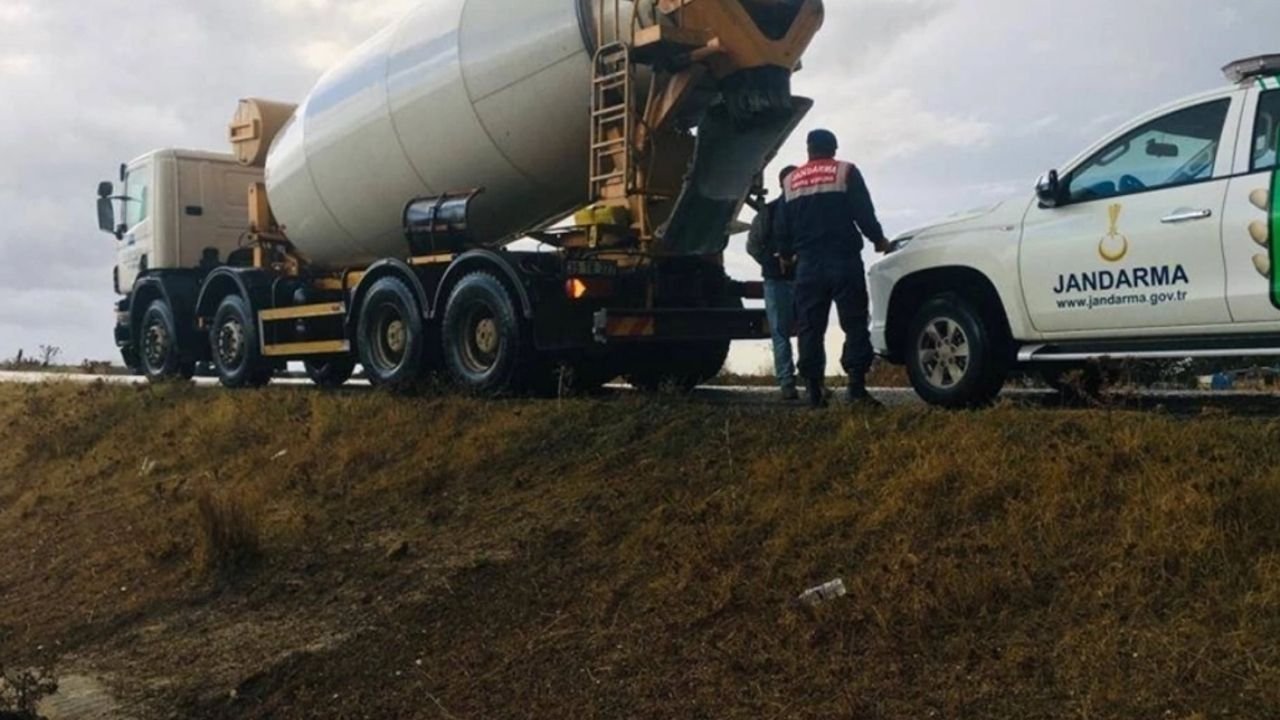 Edirne'de Yol Kenarına Beton Döken Mikser Şoförüne Ceza