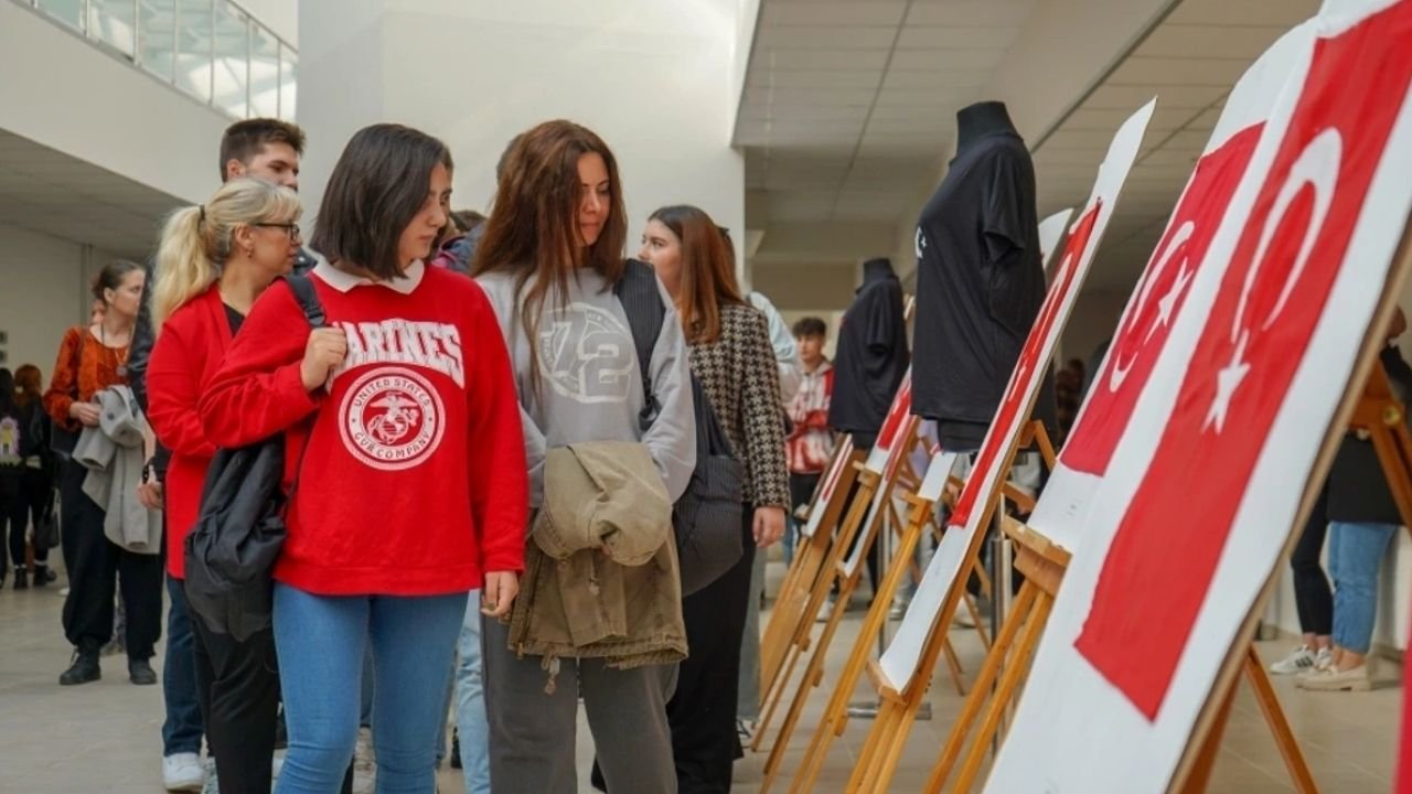 Edirne'de Öğrencilerin Diktiği Türk Bayrakları Ve Tişörtler Sergilendi