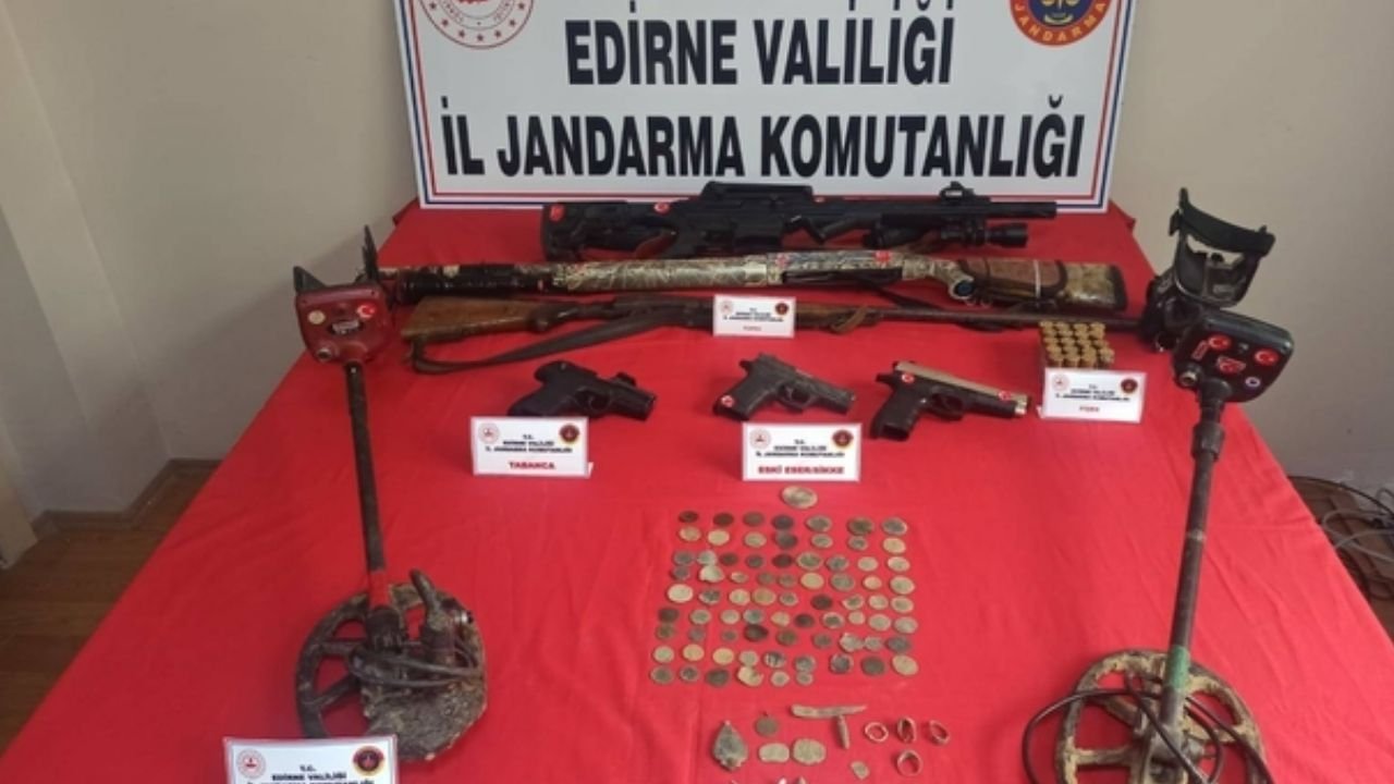 Edirne'de Kaçakçılık Operasyonu: 524 Tarihi Obje Ele Geçirildi