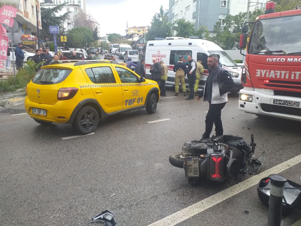 Maltepe'de Taksiyle Çarpışan Motosikletin Sürücüsü Yaralandı