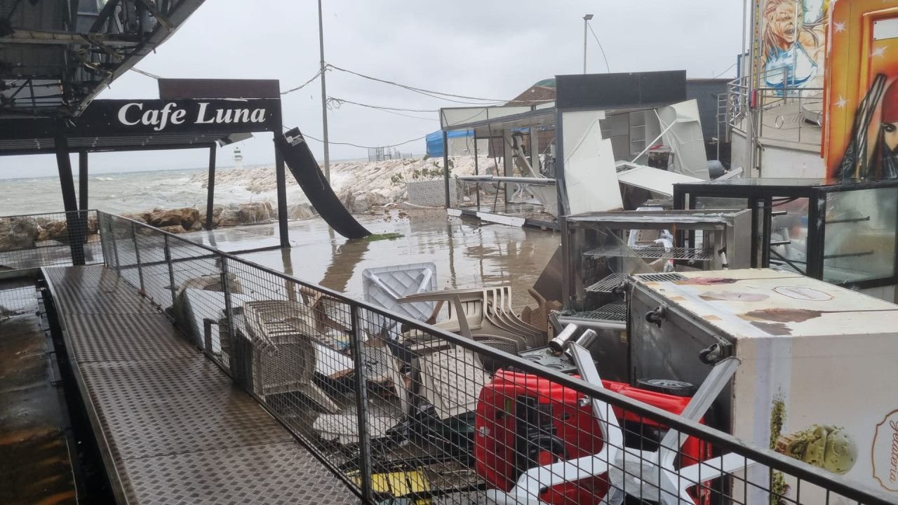 Lunapark Fırtınada Kullanılamaz Hale Geldi