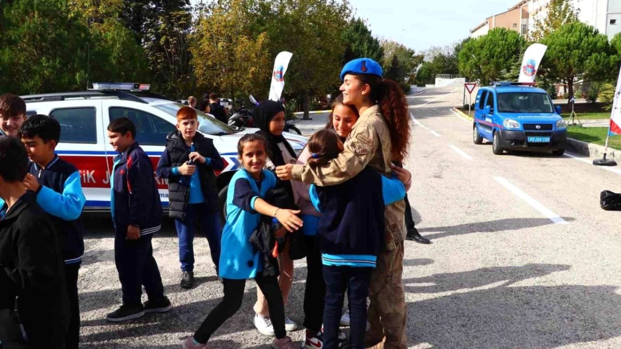 Edirne'deki Öğrencilerden Jandarmaya Ziyareti