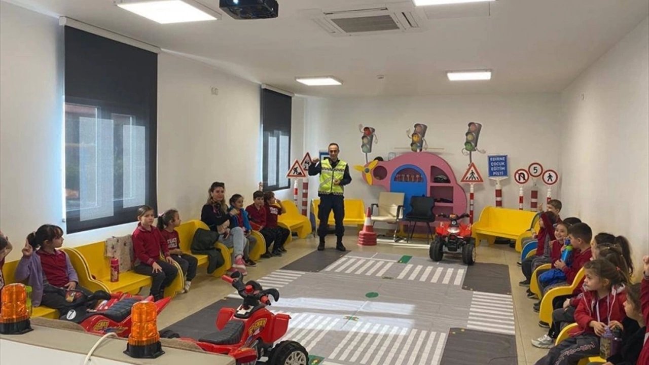 Edirne'de Jandarma Ekipleri Öğrencilere Trafik Eğitimi Verdi