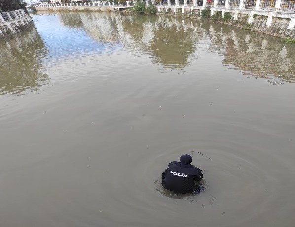 Martıları Beslediği Sırada Dereye Düşürdüğü Cüzdanını Dalgıç Polis Buldu