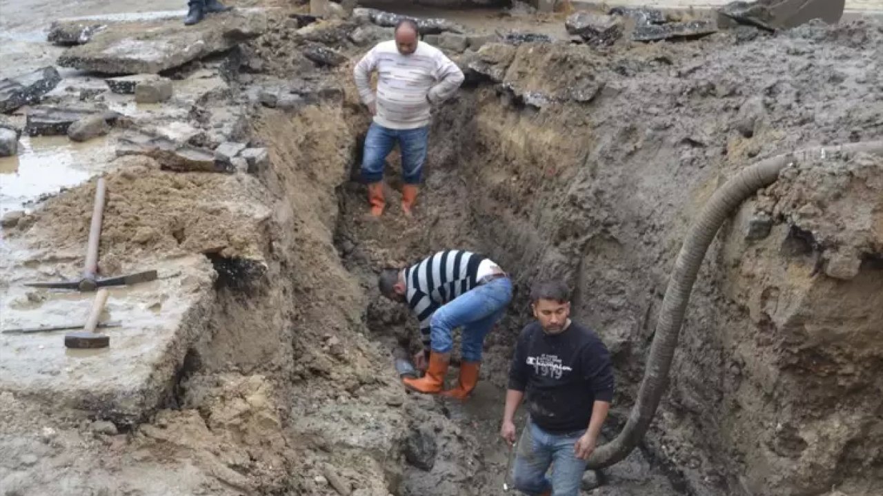 Edirne'de Bulvarda Su Borusundaki Arıza Yaya Ve Araçları Zorladı