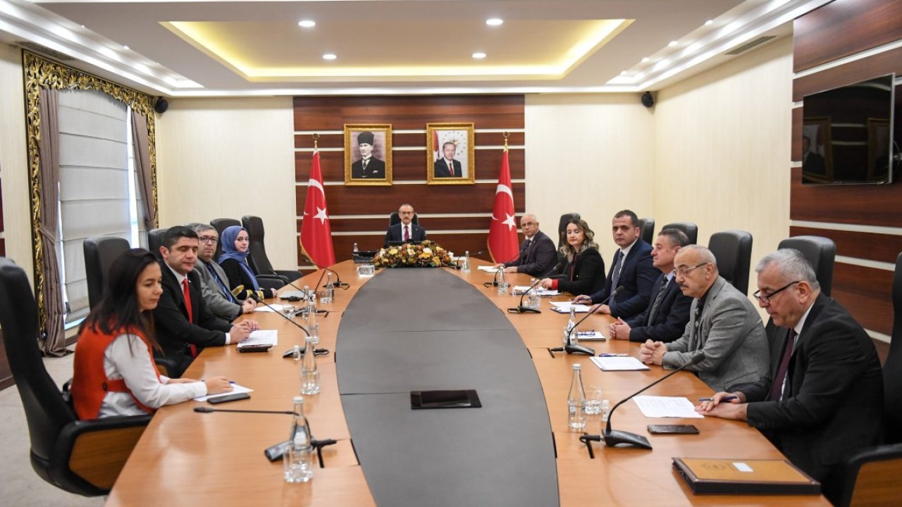 Vali Yavuz, Halk Günü'nde Vatandaşların Sorunlarına Kulak Verdi