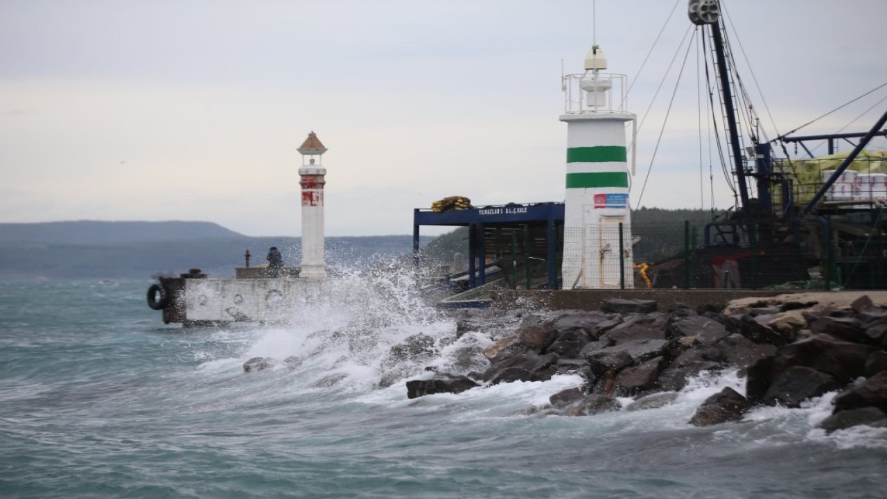 Çanakkale Boğazı'nda Fırtınaya Teslim Oldu