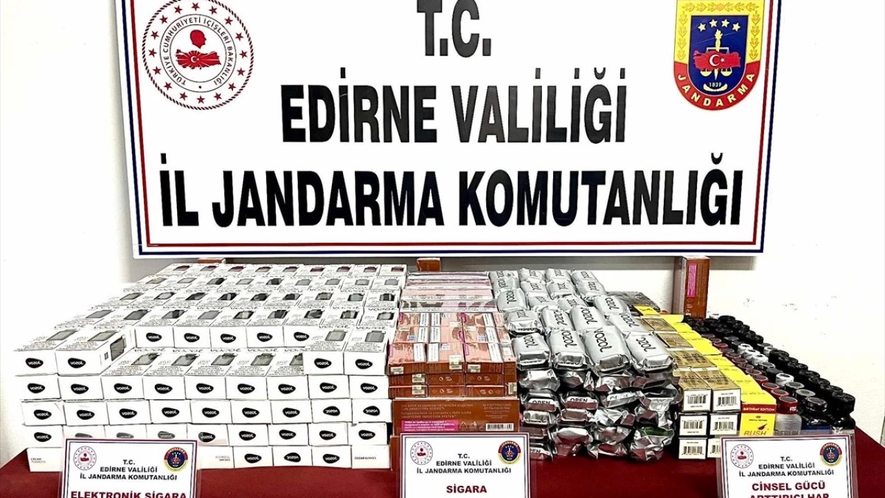 Edirne'de Bir Araçta Çok Sayıda Kaçak Ürün Ele Geçirildi