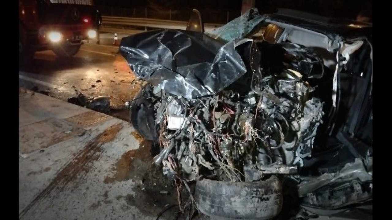 Otomobil Refüje Çarptı: Sürücüsü Yaralandı