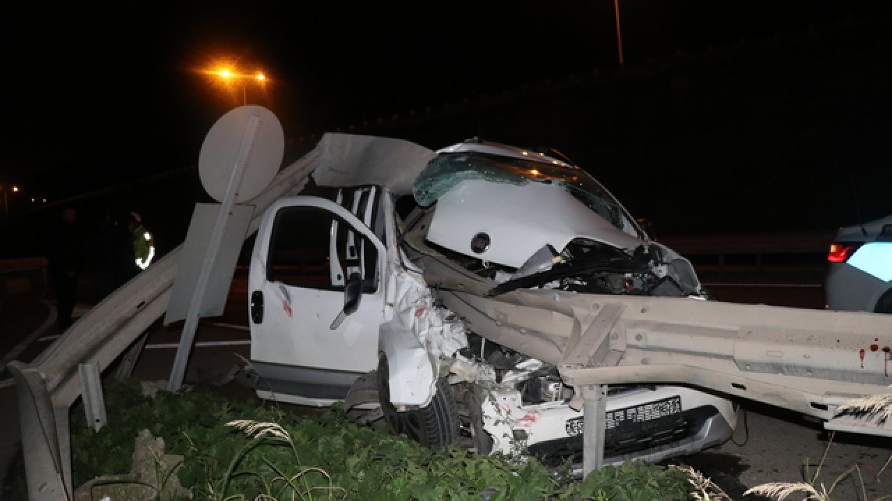 Araç Bariyere Saplandı: 1'i Ağır 3 Kişi Yaralandı