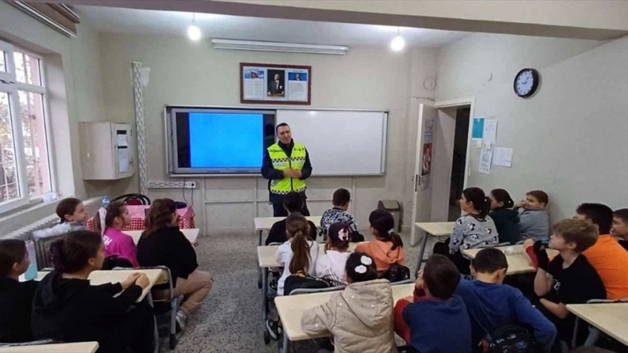 Edirne'de Öğrenciler Jandarmayla Trafik Dersi İşledi