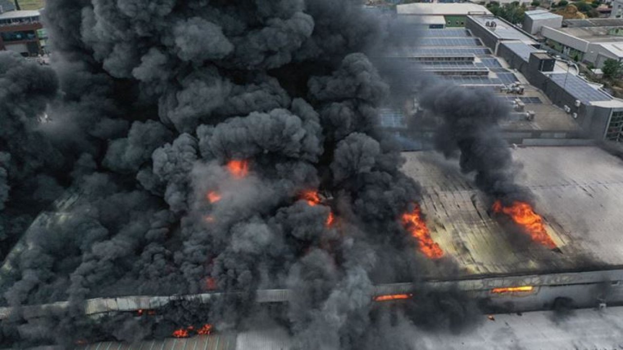 Tekstil Fabrikasında Çıkan Yangına Müdahale Ediliyor